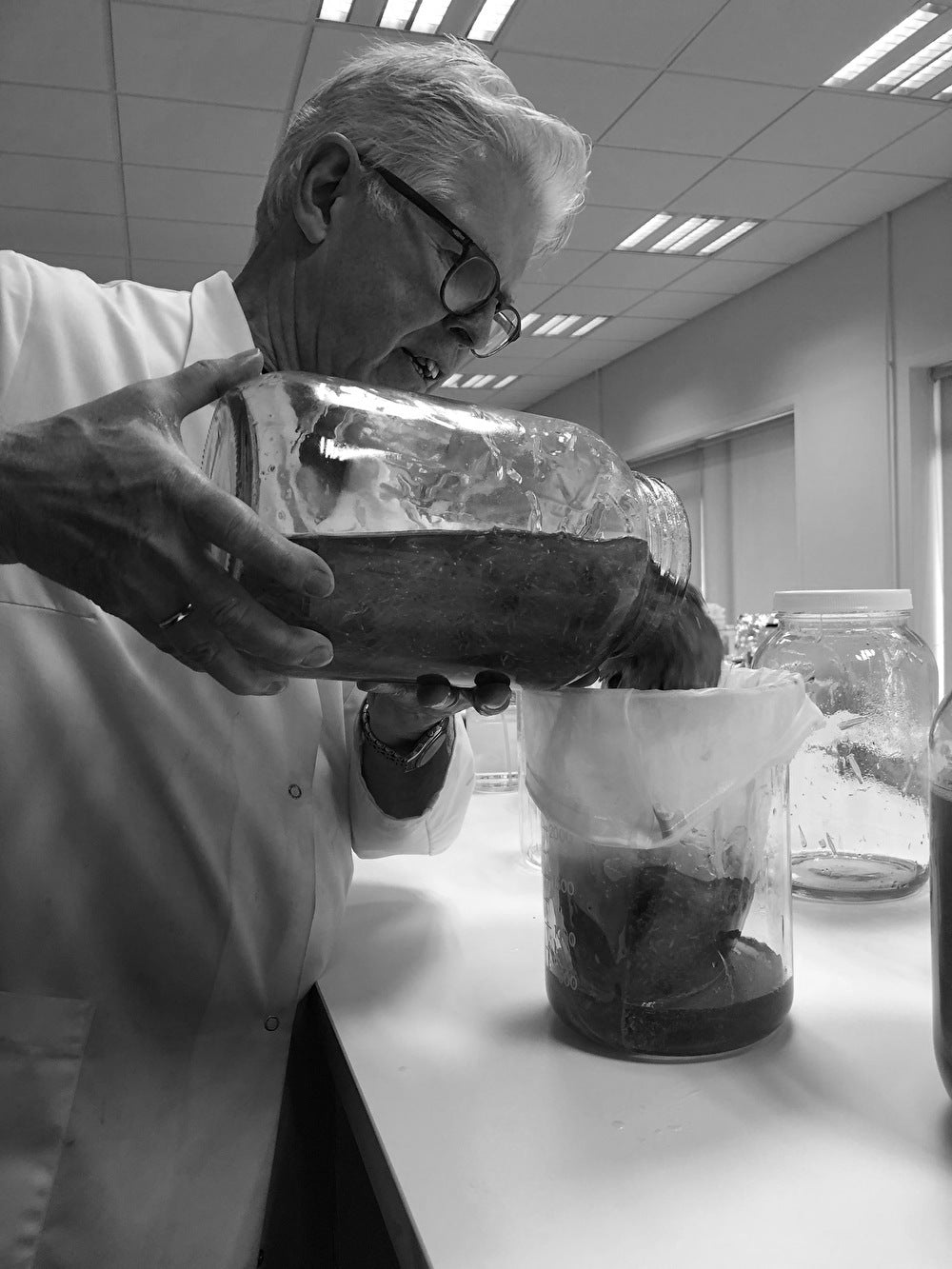 生命の脈動を封じ込める、 低速抽出で引き出す生命のエッセンス